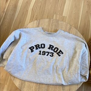 Gildan Light Gray Crewneck Sweatshirt “Pro Roe”